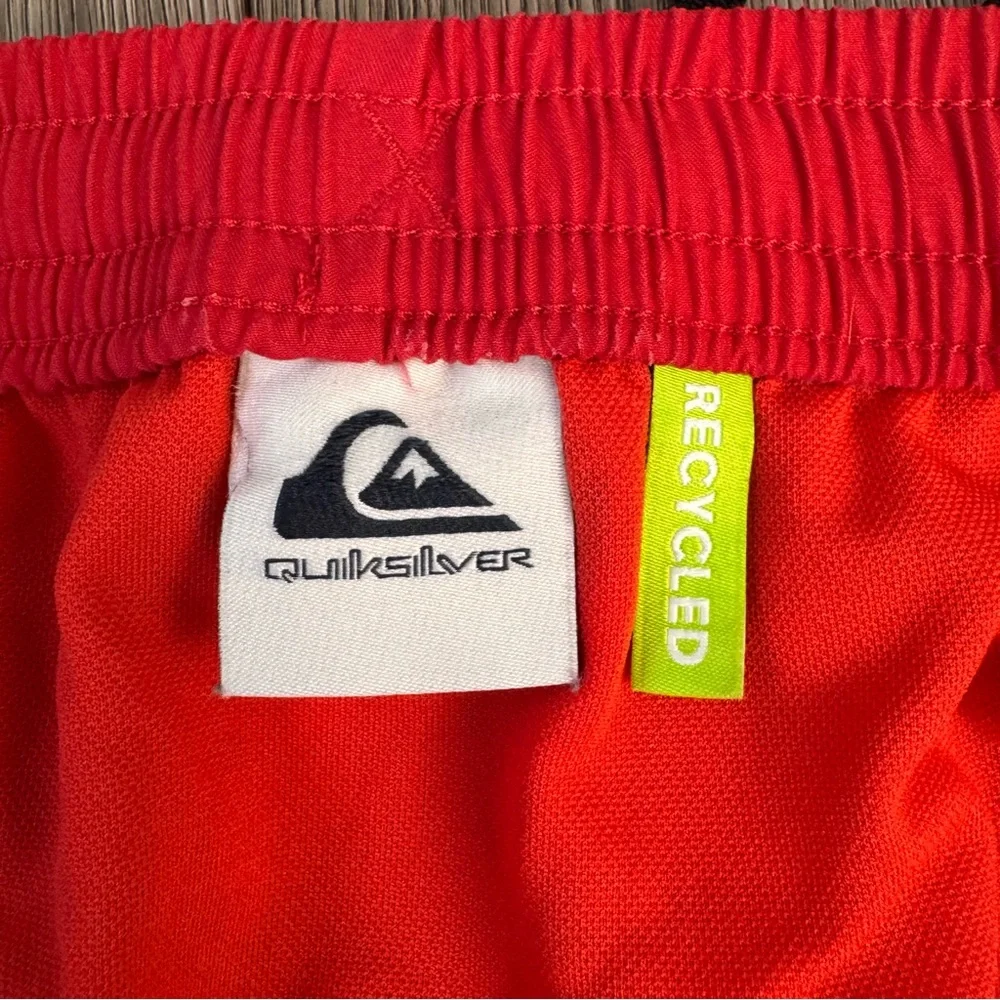 Quiksilver Red Swim Trunks Men’s Medium Board Shorts Lined Inseam: 7”